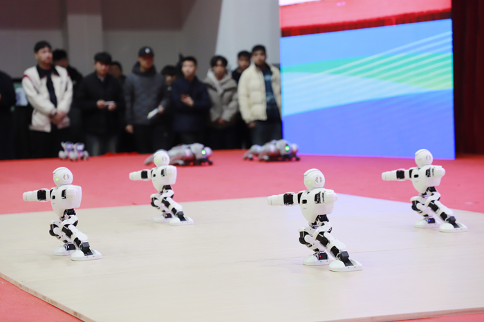 高能炫舞 動作絲滑 星青年機器人舞團閃亮登場