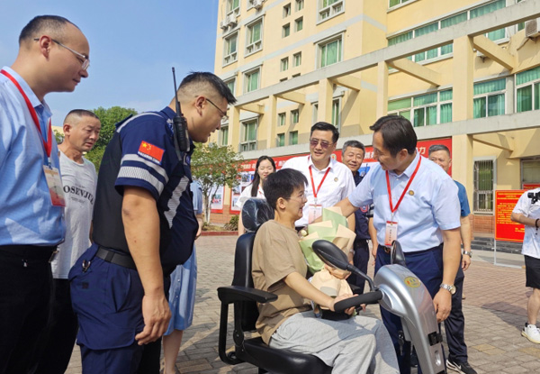 報(bào)到啦！身殘志堅(jiān)程雅琴開(kāi)啟大學(xué)生活 - 安徽綠海商務(wù)職業(yè)學(xué)院