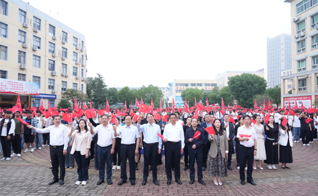 我校舉行“青春獻(xiàn)禮新時(shí)代 強(qiáng)國(guó)有我啟新程”主題升旗儀式 - 安徽綠海商務(wù)職業(yè)學(xué)院