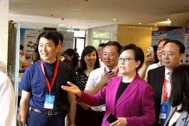 職業(yè)技術(shù)教育學(xué)會會長、教育部原副部長魯昕在學(xué)院黨委書記陳孝云等領(lǐng)導(dǎo)陪同下，參觀卓越匠心文化展	