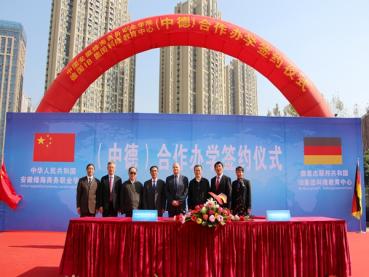 教育報刊社原黨委書記、社長李耀升（左二）蒞臨學(xué)院指導(dǎo)工作	