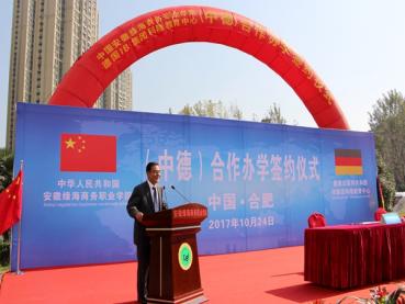 教育部高等教育司原副司長、教育部高等教育教學(xué)評估中心原主任劉鳳泰蒞臨學(xué)院指導(dǎo)工作	