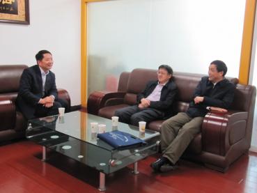 時任省委教育工委常務(wù)副書記、現(xiàn)任省政協(xié)教科文衛(wèi)體委員會副主任高開華（中）蒞臨學(xué)院調(diào)研指導(dǎo)工作	