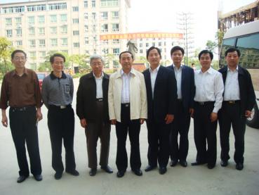 時任省委副書記王明方（左四）在省教工委原常務(wù)副書記張榮國陪同下親切慰問學(xué)院領(lǐng)導(dǎo)班子